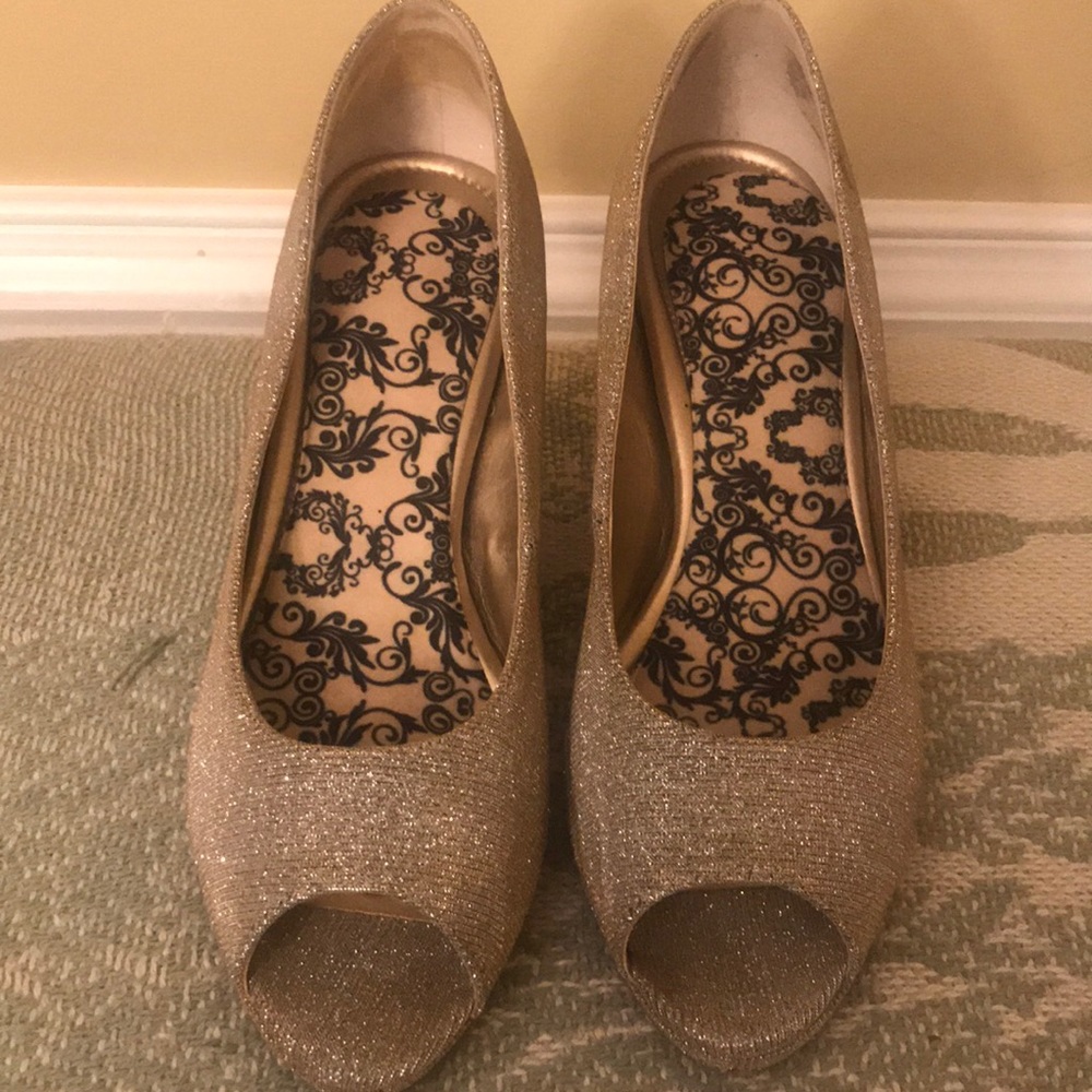 Sparkling gold heels